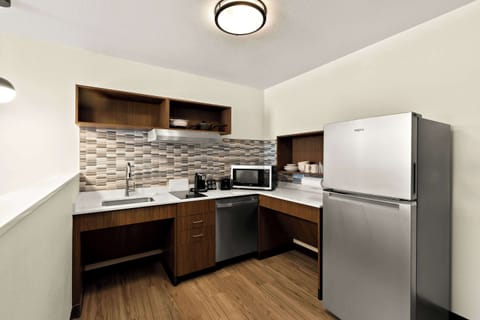 Single Room, 1 King Bed, Accessible, Non Smoking (Roll-In Shower) | Private kitchen | Coffee/tea maker