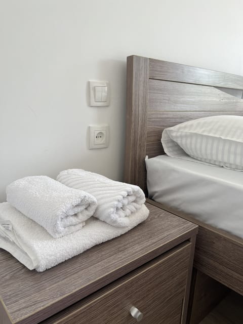 Deluxe Double Room | Desk, bed sheets