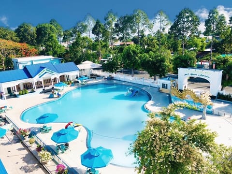 2 outdoor pools