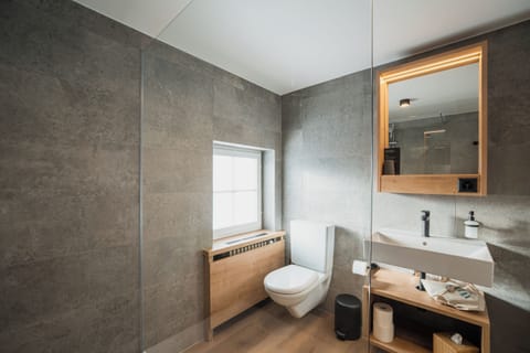 Comfort Junior Suite | Bathroom | Shower, rainfall showerhead, free toiletries, hair dryer