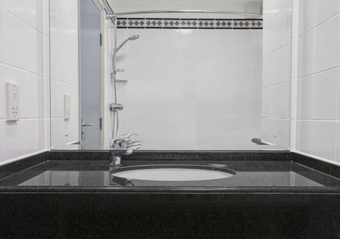 Combined shower/tub, free toiletries, hair dryer, towels