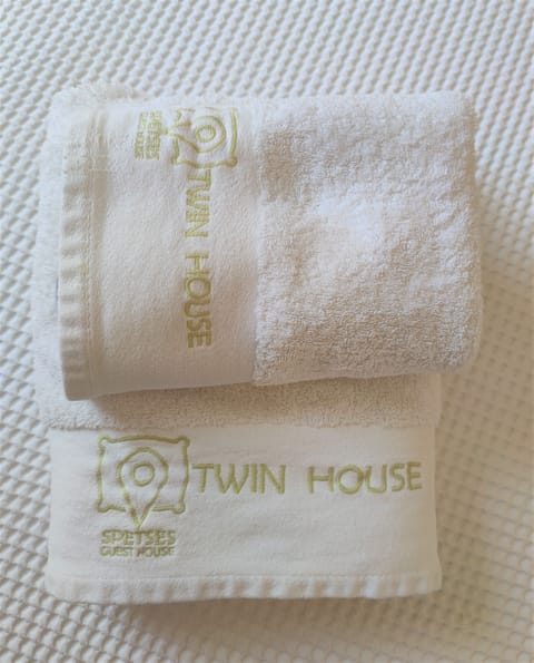 Standard Room | Bathroom | Shower, designer toiletries, hair dryer, towels