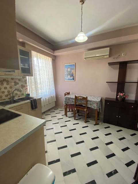 Triple Room (305) | In-room safe, soundproofing, free WiFi, bed sheets