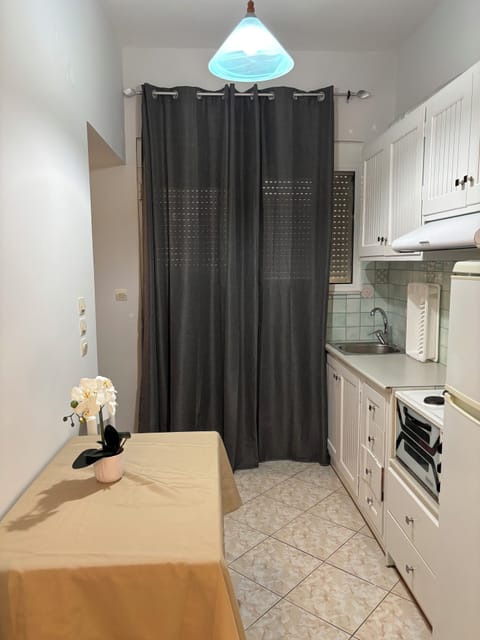 Studio (305) | Private kitchen | Fridge, electric kettle, cookware/dishes/utensils