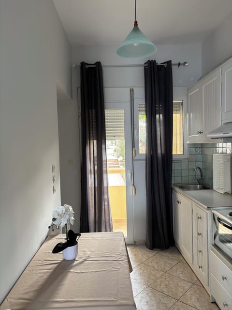 Studio (305) | Private kitchen | Fridge, electric kettle, cookware/dishes/utensils