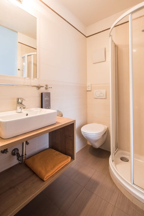 Classic Double Room, 1 Double Bed, Non Smoking, Balcony | Bathroom | Shower, eco-friendly toiletries, hair dryer, bathrobes