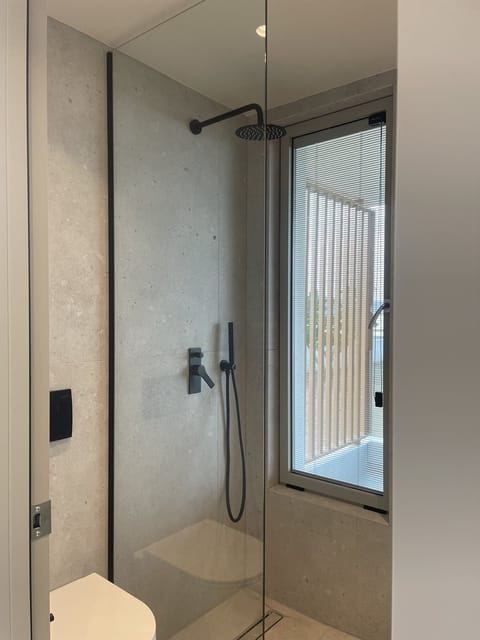 Deluxe Double Room, 1 King Bed | Bathroom | Shower, rainfall showerhead, free toiletries, hair dryer