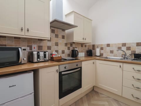 Cottage | Private kitchen | Fridge, electric kettle, toaster, cookware/dishes/utensils