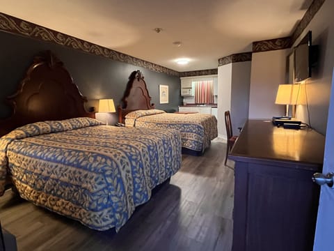 Luxury Room | Desk, WiFi (free), bed sheets