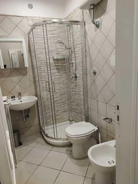 Classic Room, Non Smoking, Garden View | Bathroom | Shower, rainfall showerhead, hair dryer, bathrobes