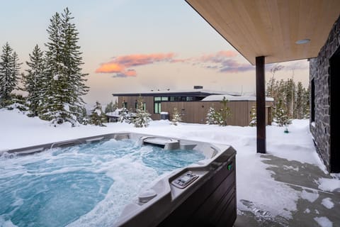 House, 4 Bedrooms | Private spa tub