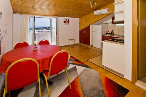 Deluxe Apartment, Sea View | Private kitchen