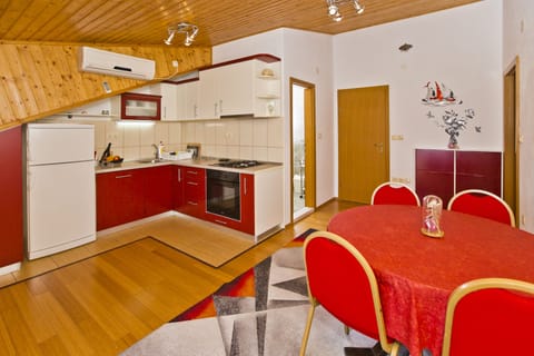 Deluxe Apartment, Sea View | Private kitchen