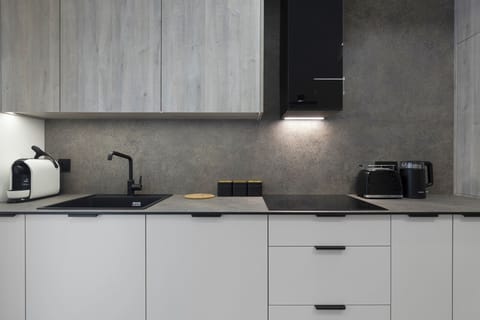 Full-size fridge, oven, stovetop, dishwasher