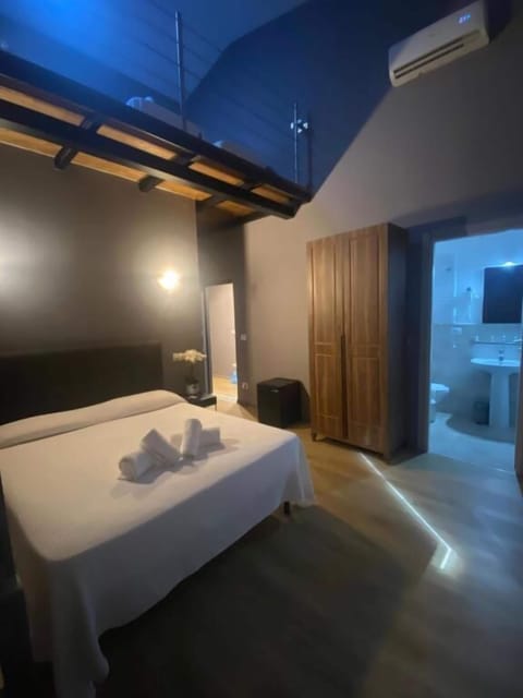 Hypo-allergenic bedding, minibar, in-room safe, free WiFi