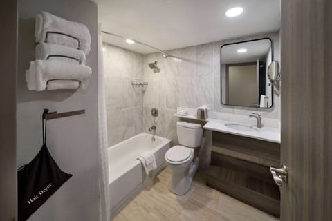 Combined shower/tub, rainfall showerhead, free toiletries, hair dryer