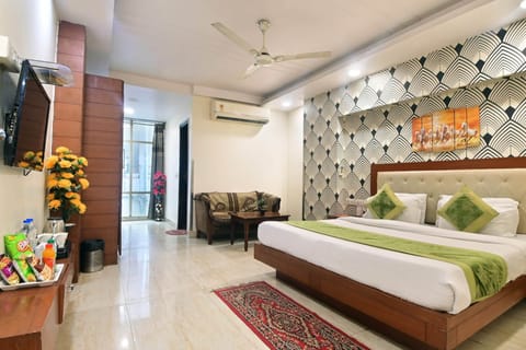 Comfort Suite | Egyptian cotton sheets, premium bedding, in-room safe, desk