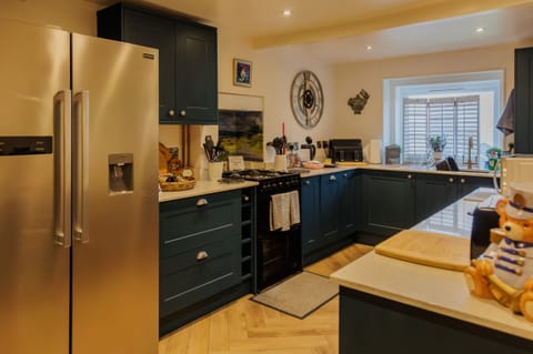 Cottage | Private kitchen | Fridge, dishwasher, electric kettle, toaster