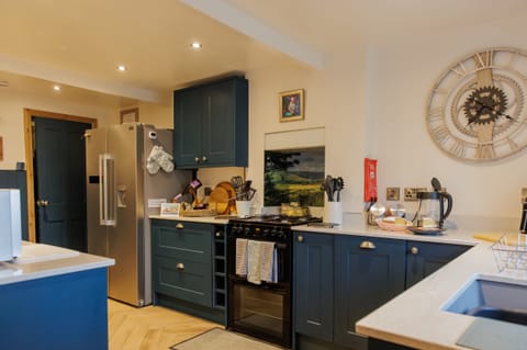 Cottage | Private kitchen | Fridge, dishwasher, electric kettle, toaster