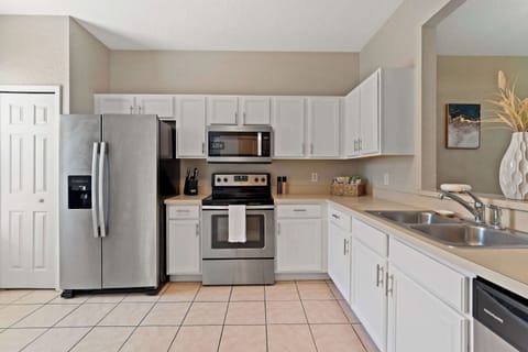 Townhome, Multiple Beds, Kitchen, Garden View (Modern Elegance of Regal Palms) | Private kitchen | Fridge, microwave, oven, stovetop