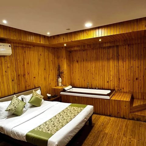 Luxury Double Room | In-room safe, desk, soundproofing, free WiFi