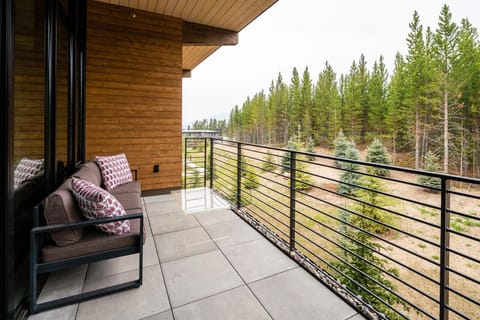 Condo, 2 Bedrooms | Property grounds