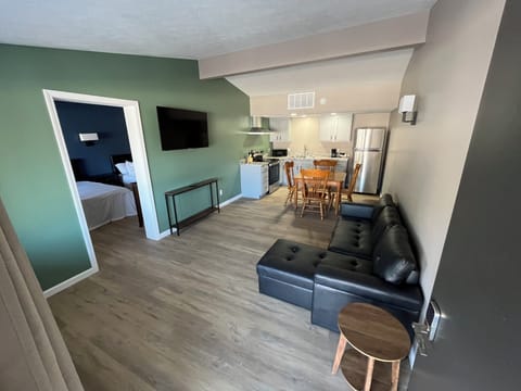 Signature Suite, 1 Bedroom, Kitchenette | Living area | 40-inch flat-screen TV with satellite channels