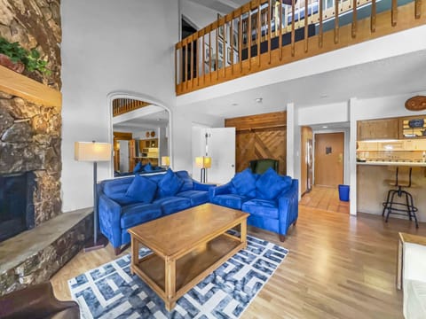 Condo, 5 Bedrooms | Living area