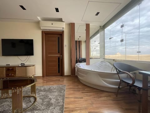 Queen Suite Jacuzzi Pyramids View | In-room dining