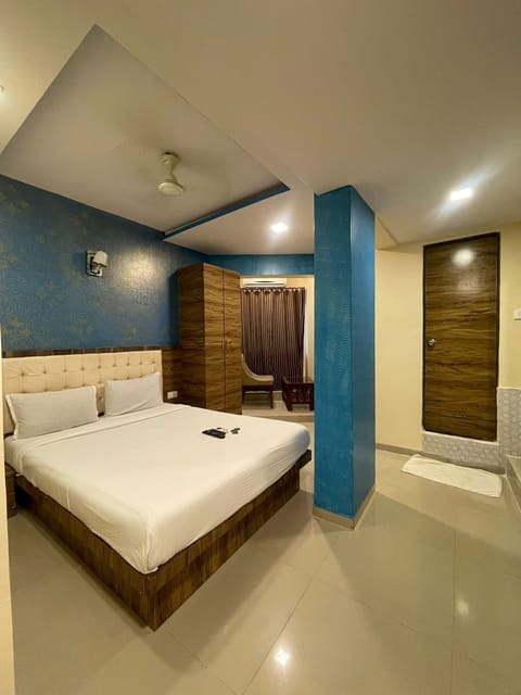 Deluxe Double Room | In-room safe, individually furnished, soundproofing, iron/ironing board