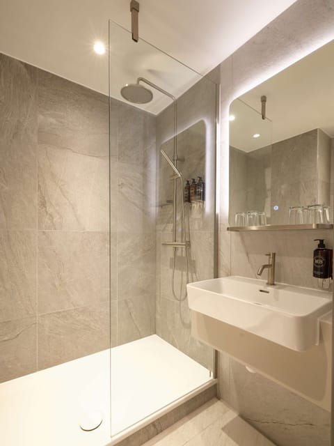 Superior Double or Twin Room | Bathroom | Designer toiletries, hair dryer, towels, shampoo