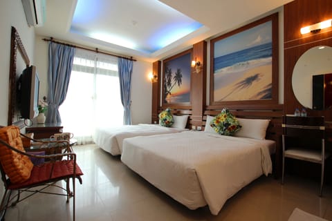 Quadruple Room | Desk, soundproofing, rollaway beds, free WiFi