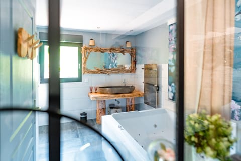 Exclusive Cottage, Accessible, Hot Tub (Gîte 2-4 personnes) | Bathroom | Shower