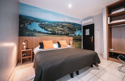 Chambre Double Queen | Hypo-allergenic bedding, minibar, desk, free WiFi