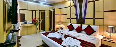 Deluxe Room | Egyptian cotton sheets, premium bedding, in-room safe