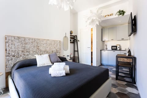 Comfort Studio | Desk, laptop workspace, iron/ironing board, free WiFi