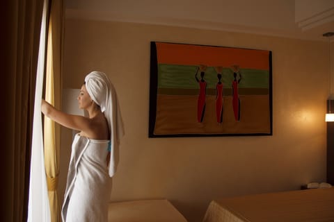 Suite | In-room safe, desk, bed sheets