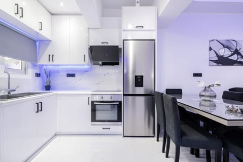 Full-size fridge, microwave, oven, stovetop