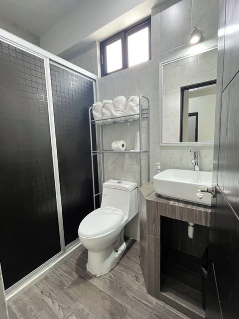 Family Double Room | Bathroom | Free toiletries, hair dryer