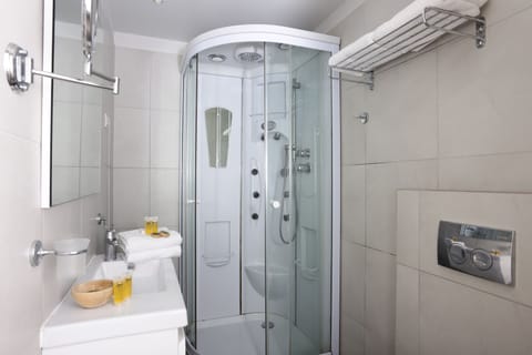 Shower, hydromassage showerhead, free toiletries, hair dryer