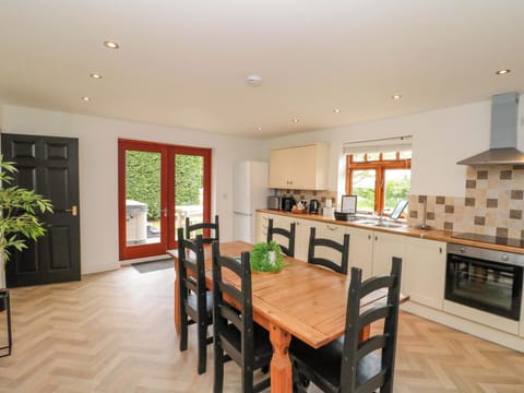 Cottage | Private kitchen | Fridge, dishwasher, electric kettle, toaster