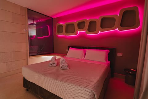 Deluxe Apartment | Frette Italian sheets, premium bedding, down comforters, minibar