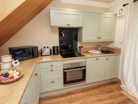 Cottage | Private kitchen | Fridge, dishwasher, electric kettle, toaster