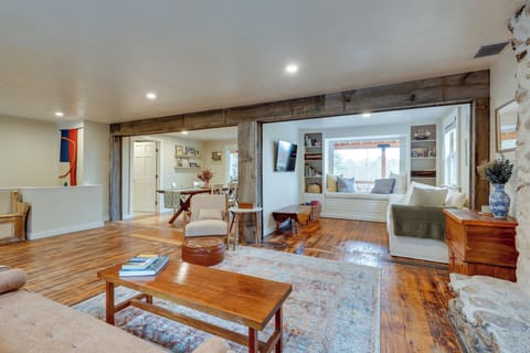 House (5 Bedrooms) | Interior