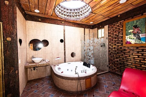 Premium Room | Bathroom | Towels, soap, shampoo, toilet paper