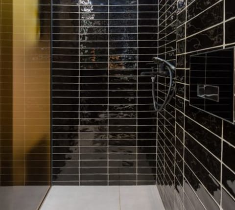 Economy Double Room | Bathroom | Shower, designer toiletries, hair dryer, towels