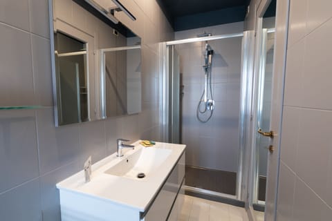 Basic Single Room | Bathroom | Free toiletries, hair dryer