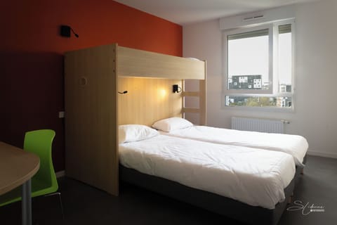 Classic Triple Room, 3 Twin Beds, Private Bathroom | Blackout drapes, soundproofing, free WiFi, bed sheets