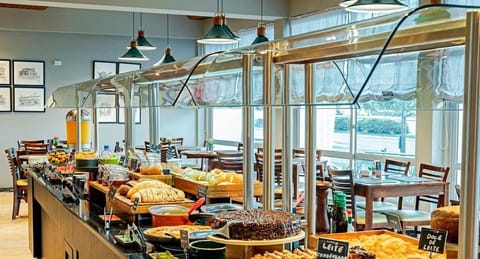 Daily buffet breakfast for a fee