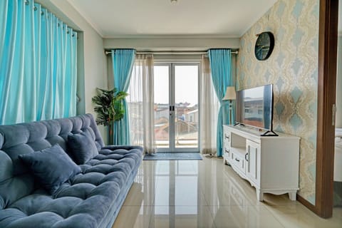 Deluxe Double Room | Laptop workspace, bed sheets